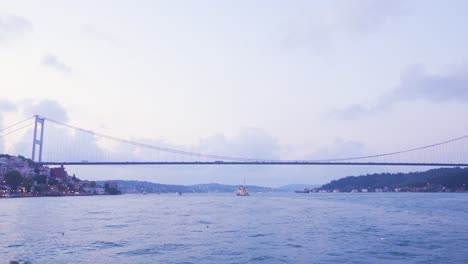 Autos-Und-Möwen-Fahren-über-Die-Brücke-Im-Bosporus.